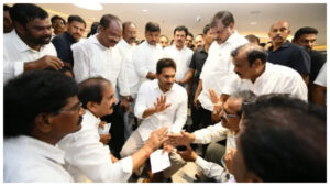 వైజాగ్ స్టీల్ ప్లాంట్ బాధిత కుటుంబాలను పరామర్శించిన వైఎస్ జగన్.. అండగా ఉంటామని హామీ..
