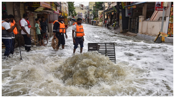 కుండపోత వానతో హైదరాబాద్ అతలాకుతలం.. రోడ్లపై భారీ ట్రాఫిక్ జామ్.. బిక్కుబిక్కుమంటూ గడిపిన ప్రజలు..