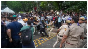 NEET Paper Leak Protest: నీట్ పేపర్ లీక్ వివాదం.. పాట్నాలో విద్యార్థులు భారీ నిరసనలు.. టియర్ గ్యాస్ ప్రయోగించిన పోలీసులు..