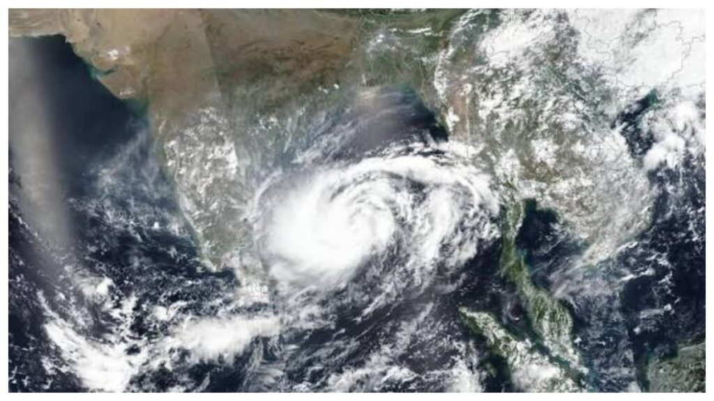 Bay of Bengal Cyclone Alert: సోమవారం నాటికి తుపానుగా మారనున్న అల్పపీడనం.. ఏపీలో విస్తారంగా వర్షాలు, ఏపీఎస్డీఎంఏ హెచ్చరిక..