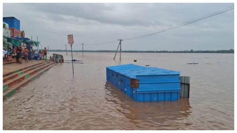 భద్రాచలం వద్ద ఉగ్రరూపం దాల్చుతున్న గోదావరి..మొదటి ప్రమాద హెచ్చరిక జారీ.. 43 అడుగులకు చేరిన గోదావరి నీటిమట్టం