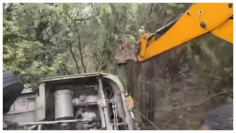 RTC Bus Accident Video: వీడియో ఇదిగో.. ప్రకాశం జిల్లాలో ఆర్టీసీ పల్లెవెలుగు బస్సు బోల్తా.. పలువురు ప్రయాణికులకు గాయాలు