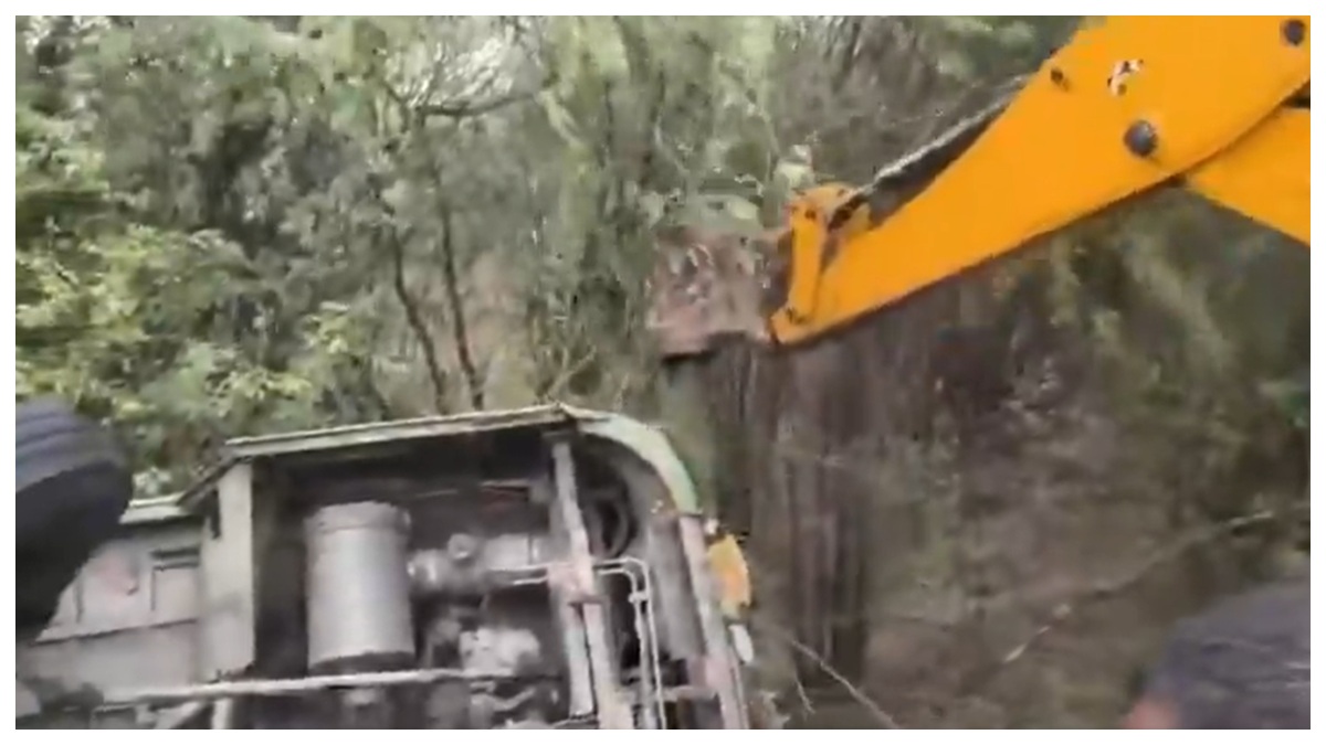 RTC Bus Accident Video: వీడియో ఇదిగో.. ప్రకాశం జిల్లాలో ఆర్టీసీ పల్లెవెలుగు బస్సు బోల్తా.. పలువురు ప్రయాణికులకు గాయాలు