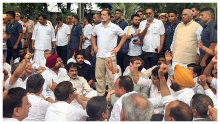 Rahul Gandhi Protest: రాహుల్ గాంధీ ధర్నాతో వేడెక్కిన ఢిల్లీ.. ప్రధాని మోదీ నివాసం ఎదుట బైఠాయించిన ప్రతిపక్ష నేత.. రాజీనామా చేయాలని డిమాండ్..
