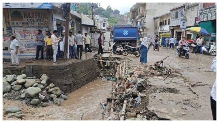 Rajouri Floods: రాజౌరిలో భారీ వర్షాల బీభత్సం.. ఇళ్లు, రహదారులు నీటమునిగిన వీడియోలు వైరల్.. కుండపోత వర్షాలకు జమ్మూకశ్మీర్ విలవిల..