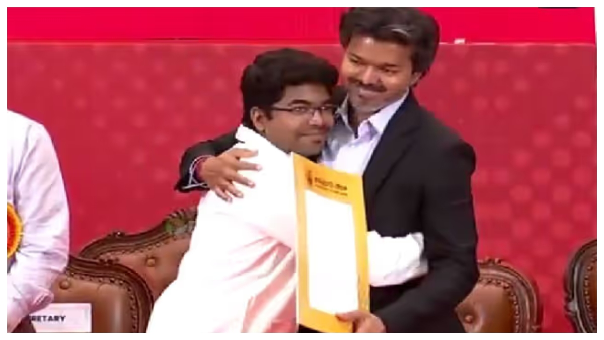 Vijay Viral Video: సార్.. మిమ్మల్ని హగ్ చేసుకోవచ్చా?’.. సీఎం విజయ్‌ను కోరిన జూనియర్ డాక్టర్.. ముఖ్యమంత్రి రియాక్షన్ ఏంటంటే..