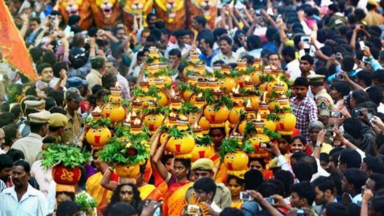 Bonalu 2026: తెలంగాణ ఆషాడ బోనాల సంబరాలు షురూ…గోల్కొండ జగదాంబకు తొలి బోనం సమర్పణ..
