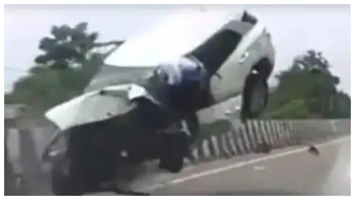 Aban Ahmed Accident: అతీక్ అహ్మద్ చిన్న కుమారుడి రోడ్డు ప్రమాద వీడియో ఇదిగో.. గాల్లోకి బంతిలా ఎగిరి పల్టీలు కొట్టిన కారు..