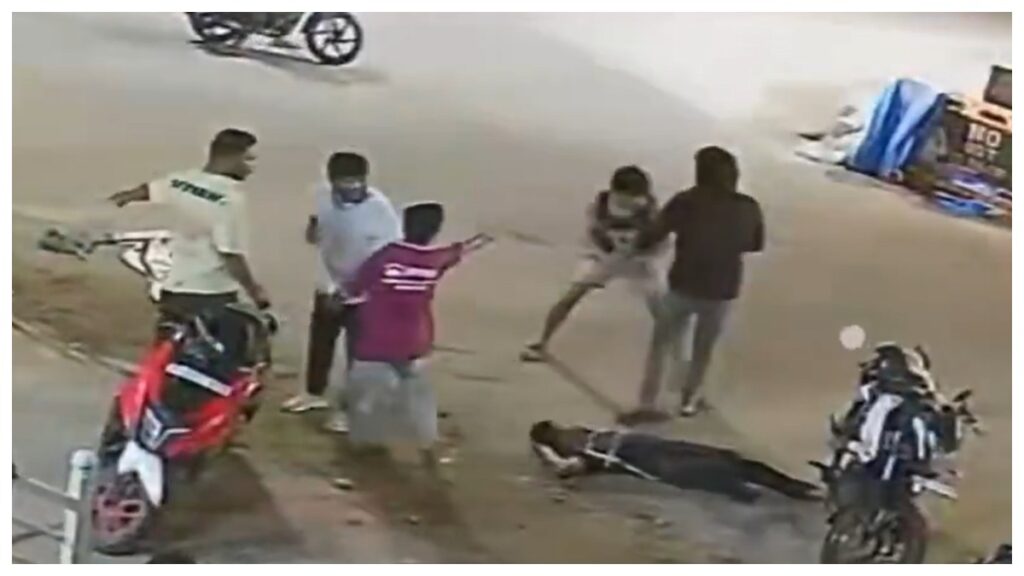 Hyderabad Horror: ఐడీ ప్రూఫ్ అడిగిన హోటల్ సిబ్బందిపై కర్రలతో దాడి.. వీడియో ఇదిగో..