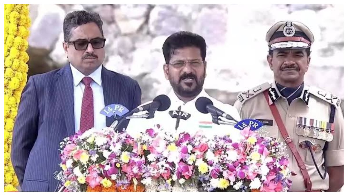 విధ్వంసం నుంచి అభివృద్ధి బాటలో తెలంగాణ.. గోల్కొండలో జాతీయ జెండాను ఎగురవేసిన సీఎం రేవంత్‌ రెడ్డి.. సంక్షేమమే లక్ష్యంగా కీలక ప్రసంగం
