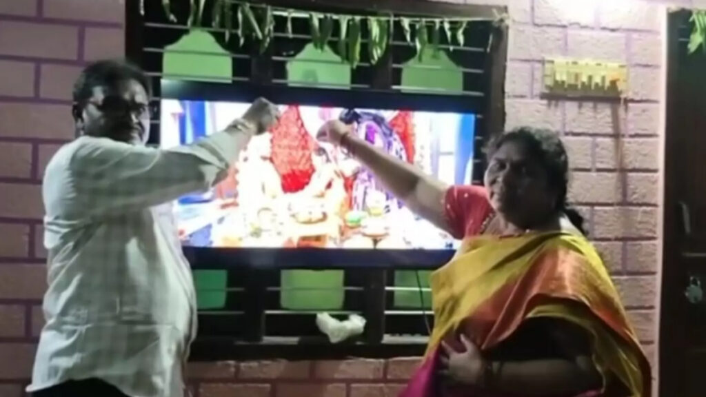 Suryapeta Online Marriage: ఆన్‌లైన్‌లో కూతురి పెళ్లి చూసి అక్షింతలు వేసిన తల్లిదండ్రులు: సూర్యాపేట జిల్లాలో ఘటన (Video)