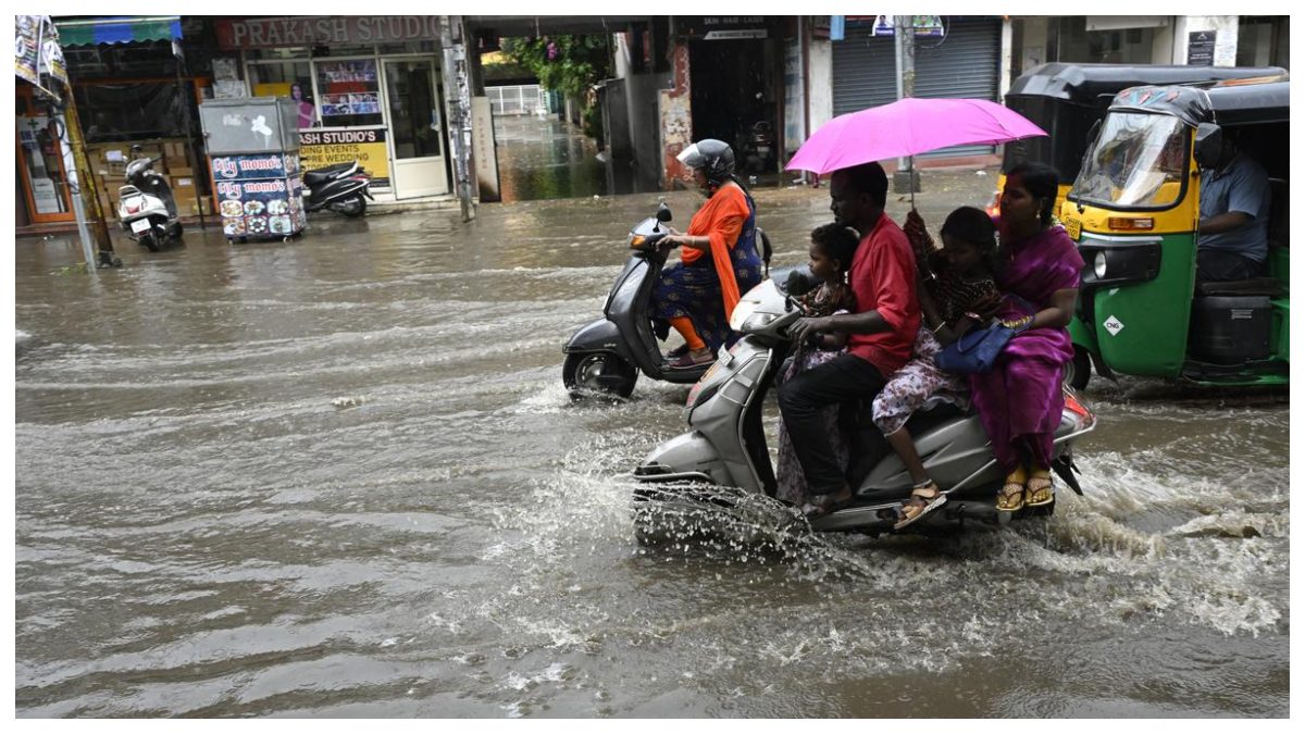 AP Weather Alert: వాయవ్య బంగాళాఖాతంలో అల్పపీడనం.. ఉత్తరాంధ్రకు భారీ వర్షాల ముప్పు.. ఆ జిల్లాలకు ఆరెంజ్ అలర్ట్, మత్స్యకారులకు కీలక హెచ్చరిక