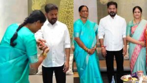 CM Revanth Reddy – Konda Surekha: సీఎం రేవంత్‌కు బంగారు రాఖీ క‌ట్టిన మంత్రి కొండా సురేఖ‌