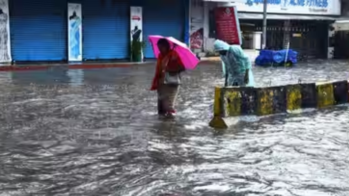 Andhra Pradesh Rains: భారీ వర్షాలకు వణికిన ఉత్తరాంధ్ర.. తీరం దాటిన వాయుగుండం.. పలు విమానాలు దారి మళ్లింపు.. నేడు రేపు ఏపీ వ్యాప్తంగా కుండపోత వర్షాలు