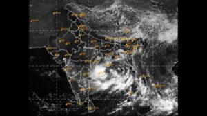 Andhra Pradesh Rains: ఏపీని వణికిస్తున్న వాయుగుండం.. ఉత్తరాంధ్రకు ఫ్లాష్ ఫ్లడ్ అలర్ట్.. భారీ వర్షాలకు ఆరు జిల్లాల్లో స్కూళ్లకు సెలవులు