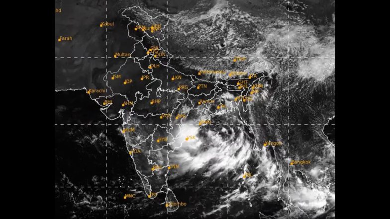 Andhra Pradesh Rains: ఏపీని వణికిస్తున్న వాయుగుండం.. ఉత్తరాంధ్రకు ఫ్లాష్ ఫ్లడ్ అలర్ట్.. భారీ వర్షాలకు ఆరు జిల్లాల్లో స్కూళ్లకు సెలవులు