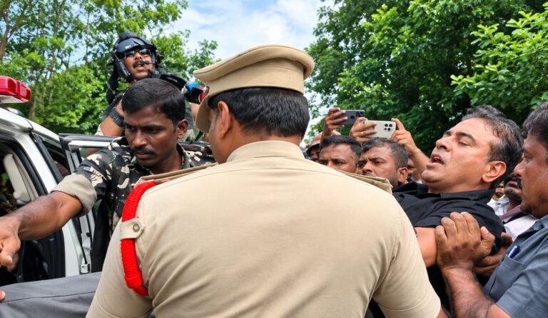 KTR Assembly Video Viral: హరీష్ కింద పడటంతో పోలీసులపై విరుచుకుపడ్డ కేటీఆర్ వీడియో వైరల్.. తోపులాటలో నేతలకు గాయాలు
