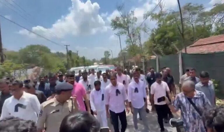 KCR Farm House: రాష్ట్రాన్ని అగ్ని గుండం చేస్తాము కేటీఆర్ వీడియో వైరల్… కేసీఆర్ ఫార్మ్ హౌస్ ముట్టడికి కాంగ్రెస్ యత్నం…కేటీఆర్, హరీశ్‌రావు సహా బీఆర్‌ఎస్ నేతల అరెస్ట్..
