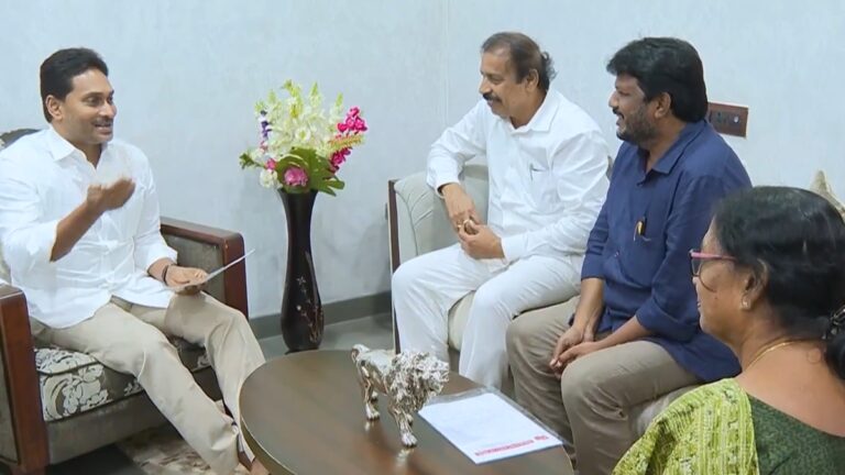 YS Jagan-CPI Meeting: వైఎస్ జగన్‌‌తో సమావేశమైన  సీపీఐ నేతలు.. సెప్టెంబర్ 26న జరగబోయే రౌండ్‌టేబుల్‌ సమావేశానికి మాజీ సీఎంకు ఆహ్వానం..