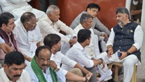 Karnataka SIR Row: కర్ణాటకలో ‘ఫారం-7’ వివాదం.. ఓటర్ల తొలగింపుపై ఈసీ కార్యాలయం వద్ద సీఎం డీకే శివకుమార్ ధర్నా..
