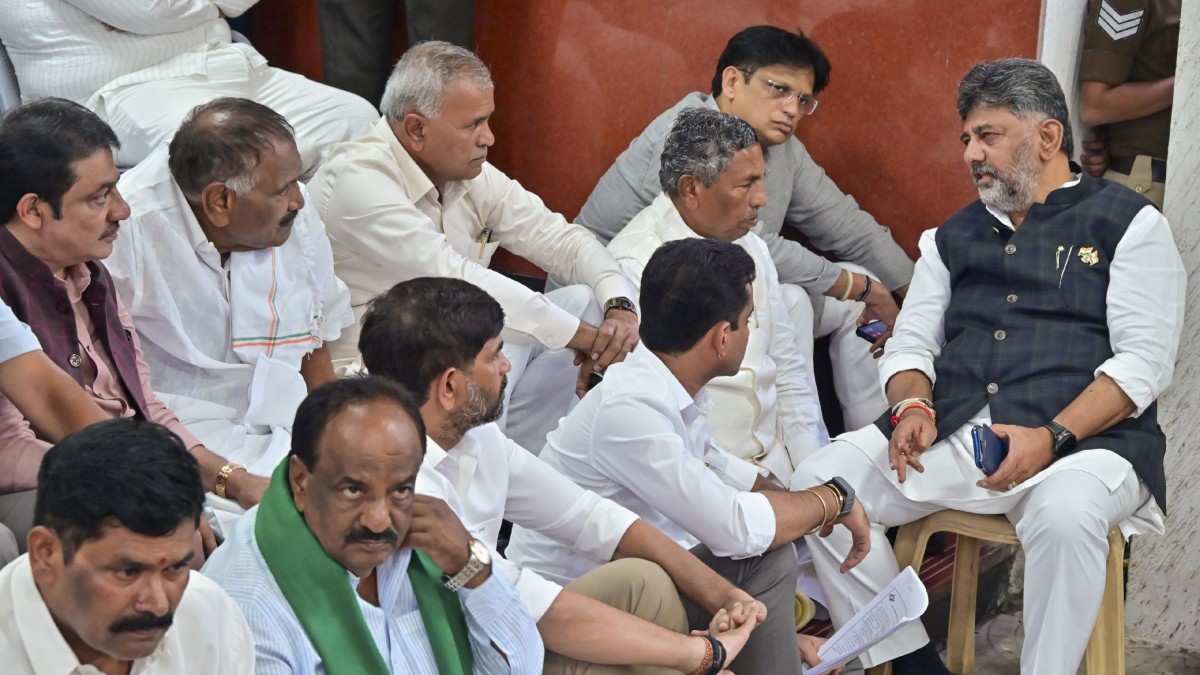 Karnataka SIR Row: కర్ణాటకలో ‘ఫారం-7’ వివాదం.. ఓటర్ల తొలగింపుపై ఈసీ కార్యాలయం వద్ద సీఎం డీకే శివకుమార్ ధర్నా..