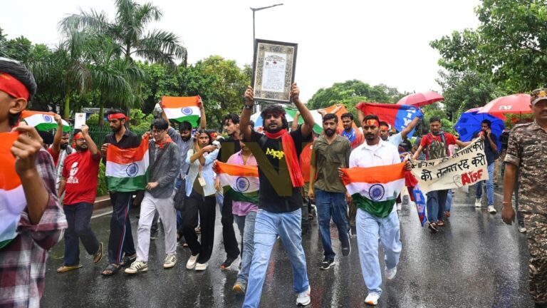Delhi Protests Intensify: ఢిల్లీలో AISF, AIYF తిరంగా మార్చ్ ఫోటోలు ఇవిగో.. భారీ వర్షంలోనూ వెనక్కి తగ్గని నిరసనకారులు..