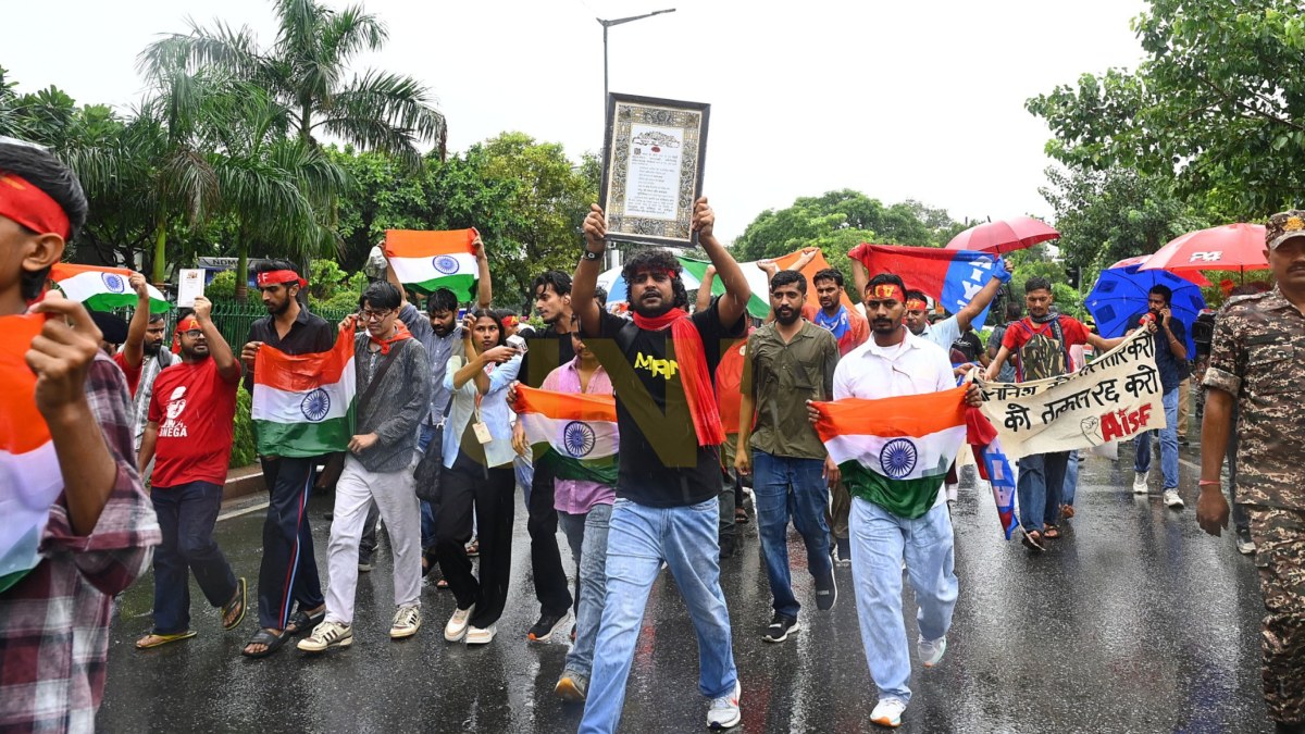 Delhi Protests Intensify: ఢిల్లీలో AISF, AIYF తిరంగా మార్చ్ ఫోటోలు ఇవిగో.. భారీ వర్షంలోనూ వెనక్కి తగ్గని నిరసనకారులు..