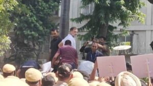 India Bloc March: ఉద్రిక్తంగా మారిన ఇండియా బ్లాక్ పాదయాత్ర… ‘Gyanesh, it’s done bro’ ప్లకార్డుతో బారికేడ్ పైకి ఎక్కి నిలబడ్డ రాహుల్ గాంధీ…