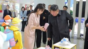 Kim Jong-un Death Rumours: ఉత్తర కొరియా అధినేత కిమ్ జోంగ్ ఉన్ బతికే ఉన్నారు.. మరణవార్తల ప్రచారం వేళ ఫొటోలు విడుదల చేసిన నార్త్ కొరియా ప్రభుత్వం..