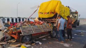 Maharashtra Road Accident: వీడియో ఇదిగో… దుర్గామాత విగ్రహాన్ని తీసుకువెళుతుండగా ఘోర రోడ్డు ప్రమాదం.. ఏడుగురు అక్కడికక్కడే మృతి