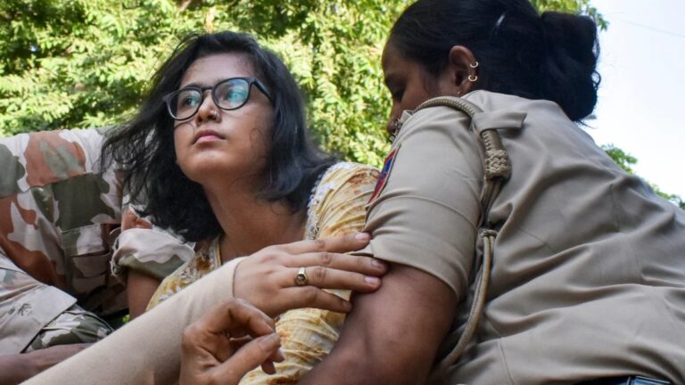 Who is Neha Bora? ఎవరీ నేహా బోరా..? జంతర్ మంతర్ ఆందోళనల్లో మెరిసిన ధిక్కార స్వరం.. ఆమె కుటుంబ నేపథ్యం ఏంటి?