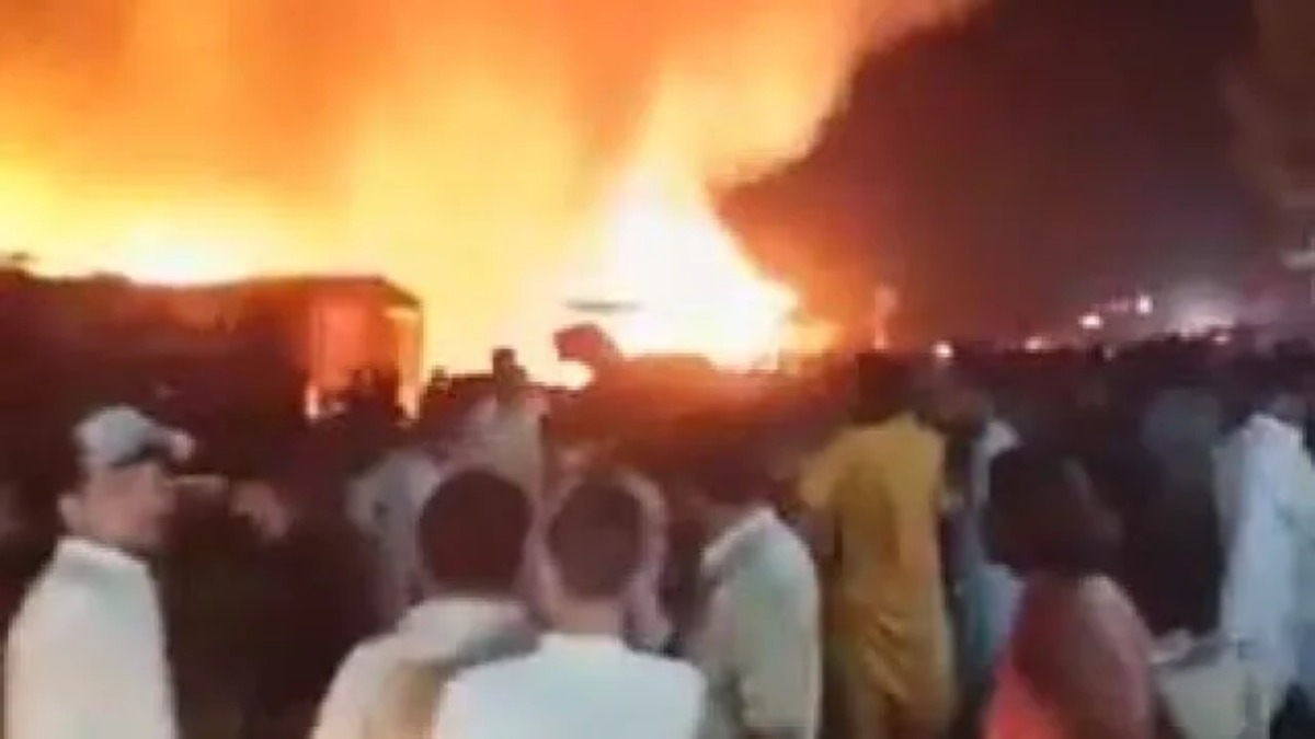 Pakistan Political Crisis: పాకిస్థాన్‌లో ముదురుతున్న రాజకీయ సంక్షోభం.. గవర్నర్ హౌస్‌కు నిప్పు.. మంటల్లో చిక్కుకున్న గవర్నర్‌ హౌస్‌ దృశ్యాలు వైరల్‌..