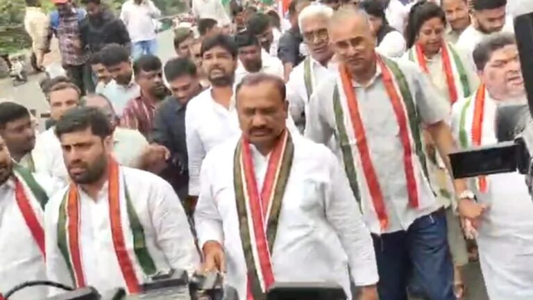 Rail Nilayam Protest: రైల్ నిలయం వద్ద తెలంగాణ కాంగ్రెస్ మెరుపు ధర్నా.. ఢిల్లీ వెళ్లేందుకు ప్రత్యేక రైళ్లు ఇవ్వాలని డిమాండ్..