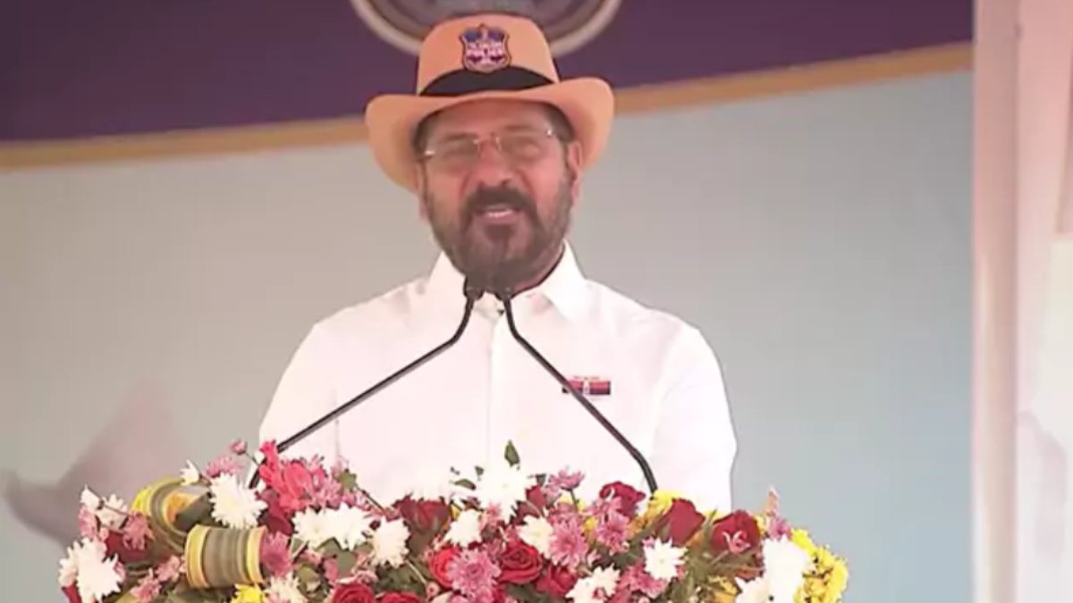 Police Commemoration Day: పోలీసు అమరవీరుల కుటుంబాల సంక్షేమానికి ప్రాధాన్యం.. 2028 నాటికి పోలీస్ శాఖలో ఉన్న ఖాళీలన్నీ భర్తీ చేస్తామని తెలిపిన సీఎం రేవంత్ రెడ్డి..