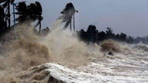 Cyclone Arnab: అర్నాబ్ తుఫాను బీభత్సం.. ఏపీ, ఒడిశాలో 60కి పైగా రైళ్లు రద్దు.. రేపు యానాం సమీపంలో తీరం దాటనున్న సైక్లోన్..